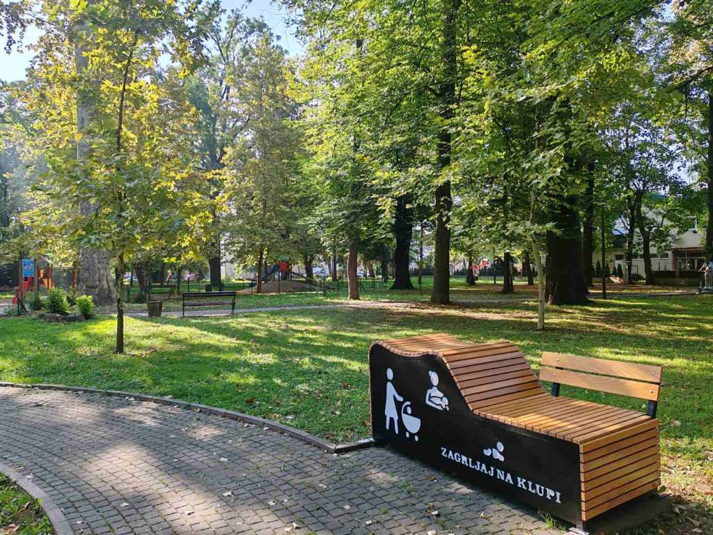 Klupa, dizajnirana s ciljem da ne izolira dojilje i bebe, već da im pruži udobnost i mir, omogućava potrebnu diskreciju