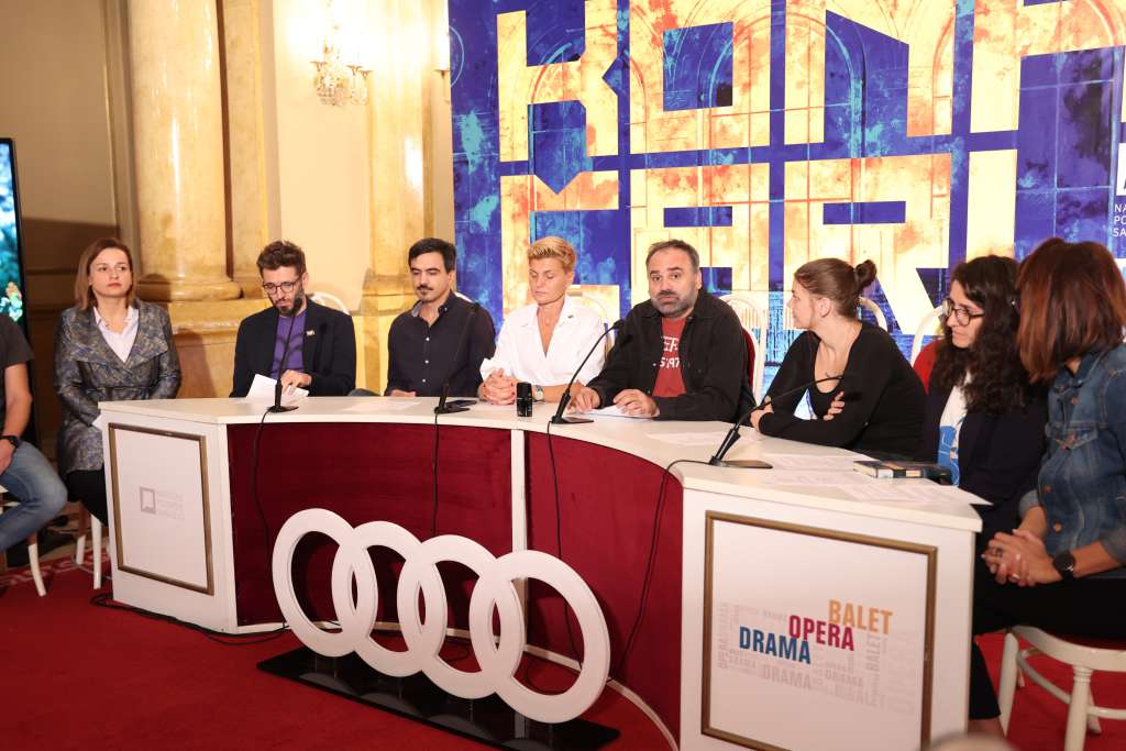 Dramaturg u toj predstavi Mirza Skenderagić bio je dječak u vrijeme kada je u Sarajevu bio rat