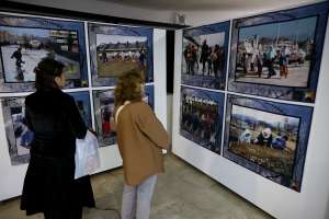 SARAJEVO, 5. maja (FENA) - Povodom obilježavanja Dana Kantona Sarajevo, večeras je u  Galeriji JU Bosanski kulturni centar Kantona Sarajevo otvorena izložba ''Plač za 1.601 dijete'' koja predstavlja selekciju fotografija Rikarda Larme, nastalih tokom opsade Sarajeva koje govore o svakodnevnici i djetinjstvu suočenom sa brutalnošću rata. (Foto FENA/Almir Razić)