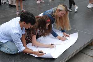 SARAJEVO, 6. maja (FENA) – Učenici sarajevskih škola okupili su se danas kod Spomen obilježja ubijenoj djeci opkoljenog Sarajeva 1992-1995. i prigodnim progamom odali počast ubijenoj djeci opkoljenog Sarajeva. (Foto FENA/Almir Razić)