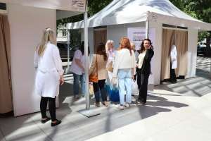 MOSTAR, 9. svibnja (FENA) – Povodom Europskog dana borbe protiv melanoma, specijalistica dermatoverologije i vršiteljica dužnosti predstojnice Klinike za kožne i spolne bolesti Sveučilišne kliničke bolnice (SKB) Mostar dr. Marina Čović upozorila je u razgovoru za Fenu na zabrinjavajući porast broja oboljelih od melanoma, najagresivnijeg oblika raka kože.(Foto FENA/Mario Obrdalj)