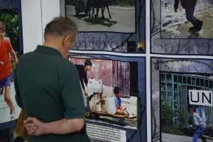 SARAJEVO, 5. maja (FENA) - Povodom obilježavanja Dana Kantona Sarajevo, večeras je u  Galeriji JU Bosanski kulturni centar Kantona Sarajevo otvorena izložba ''Plač za 1.601 dijete'' koja predstavlja selekciju fotografija Rikarda Larme, nastalih tokom opsade Sarajeva koje govore o svakodnevnici i djetinjstvu suočenom sa brutalnošću rata. (Foto FENA/Almir Razić)