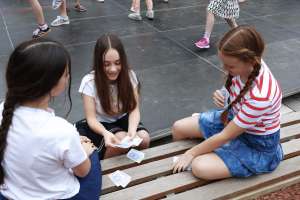 SARAJEVO, 6. maja (FENA) – Učenici sarajevskih škola okupili su se danas kod Spomen obilježja ubijenoj djeci opkoljenog Sarajeva 1992-1995. i prigodnim progamom odali počast ubijenoj djeci opkoljenog Sarajeva. (Foto FENA/Almir Razić)