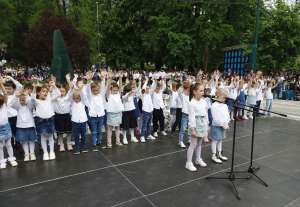SARAJEVO, 6. maja (FENA) – Učenici sarajevskih škola okupili su se danas kod Spomen obilježja ubijenoj djeci opkoljenog Sarajeva 1992-1995. i prigodnim progamom odali počast ubijenoj djeci opkoljenog Sarajeva. (Foto FENA/Almir Razić)