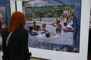 SARAJEVO, 5. maja (FENA) - Povodom obilježavanja Dana Kantona Sarajevo, večeras je u  Galeriji JU Bosanski kulturni centar Kantona Sarajevo otvorena izložba ''Plač za 1.601 dijete'' koja predstavlja selekciju fotografija Rikarda Larme, nastalih tokom opsade Sarajeva koje govore o svakodnevnici i djetinjstvu suočenom sa brutalnošću rata. (Foto FENA/Almir Razić)