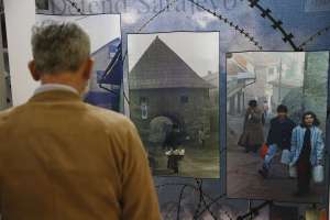 SARAJEVO, 5. maja (FENA) - Povodom obilježavanja Dana Kantona Sarajevo, večeras je u  Galeriji JU Bosanski kulturni centar Kantona Sarajevo otvorena izložba ''Plač za 1.601 dijete'' koja predstavlja selekciju fotografija Rikarda Larme, nastalih tokom opsade Sarajeva koje govore o svakodnevnici i djetinjstvu suočenom sa brutalnošću rata. (Foto FENA/Almir Razić)