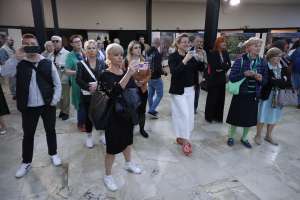 SARAJEVO, 5. maja (FENA) - Povodom obilježavanja Dana Kantona Sarajevo, večeras je u  Galeriji JU Bosanski kulturni centar Kantona Sarajevo otvorena izložba ''Plač za 1.601 dijete'' koja predstavlja selekciju fotografija Rikarda Larme, nastalih tokom opsade Sarajeva koje govore o svakodnevnici i djetinjstvu suočenom sa brutalnošću rata. (Foto FENA/Almir Razić)