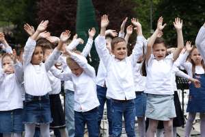 SARAJEVO, 6. maja (FENA) – Učenici sarajevskih škola okupili su se danas kod Spomen obilježja ubijenoj djeci opkoljenog Sarajeva 1992-1995. i prigodnim progamom odali počast ubijenoj djeci opkoljenog Sarajeva. (Foto FENA/Almir Razić)