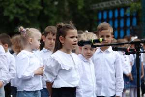 SARAJEVO, 6. maja (FENA) – Učenici sarajevskih škola okupili su se danas kod Spomen obilježja ubijenoj djeci opkoljenog Sarajeva 1992-1995. i prigodnim progamom odali počast ubijenoj djeci opkoljenog Sarajeva. (Foto FENA/Almir Razić)