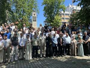 U Velikoj Kladuši danas je upriličeno obilježavanje Dana bijelih traka, godišnjeg podsjetnika na stradanja nesrpskog stanovništva u Prijedoru i okolnim mjestima tokom rata u Bosni i Hercegovini od 1992. do 1995. godine. Obilježavanje, koje se održava već jedanaestu godinu zaredom u organizaciji Bošnjačke zajednice kulture „Preporod“ Velika Kladuša, okupilo je brojne građane, predstavnike lokalne vlasti i aktiviste, s ciljem odavanja počasti nevinim žrtvama i podsjećanja na zločine koji ne smiju biti zaboravljeni.