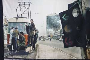 SARAJEVO, 5. maja (FENA) - Povodom obilježavanja Dana Kantona Sarajevo, večeras je u  Galeriji JU Bosanski kulturni centar Kantona Sarajevo otvorena izložba ''Plač za 1.601 dijete'' koja predstavlja selekciju fotografija Rikarda Larme, nastalih tokom opsade Sarajeva koje govore o svakodnevnici i djetinjstvu suočenom sa brutalnošću rata. (Foto FENA/Almir Razić)