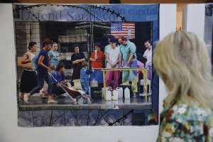 SARAJEVO, 5. maja (FENA) - Povodom obilježavanja Dana Kantona Sarajevo, večeras je u  Galeriji JU Bosanski kulturni centar Kantona Sarajevo otvorena izložba ''Plač za 1.601 dijete'' koja predstavlja selekciju fotografija Rikarda Larme, nastalih tokom opsade Sarajeva koje govore o svakodnevnici i djetinjstvu suočenom sa brutalnošću rata. (Foto FENA/Almir Razić)