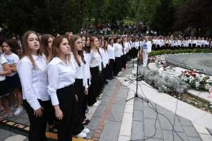 SARAJEVO, 6. maja (FENA) – Učenici sarajevskih škola okupili su se danas kod Spomen obilježja ubijenoj djeci opkoljenog Sarajeva 1992-1995. i prigodnim progamom odali počast ubijenoj djeci opkoljenog Sarajeva. (Foto FENA/Almir Razić)