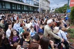 SARAJEVO, 6. maja (FENA) – Učenici sarajevskih škola okupili su se danas kod Spomen obilježja ubijenoj djeci opkoljenog Sarajeva 1992-1995. i prigodnim progamom odali počast ubijenoj djeci opkoljenog Sarajeva. (Foto FENA/Almir Razić)