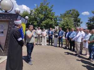 U Velikoj Kladuši danas je upriličeno obilježavanje Dana bijelih traka, godišnjeg podsjetnika na stradanja nesrpskog stanovništva u Prijedoru i okolnim mjestima tokom rata u Bosni i Hercegovini od 1992. do 1995. godine. Obilježavanje, koje se održava već jedanaestu godinu zaredom u organizaciji Bošnjačke zajednice kulture „Preporod“ Velika Kladuša, okupilo je brojne građane, predstavnike lokalne vlasti i aktiviste, s ciljem odavanja počasti nevinim žrtvama i podsjećanja na zločine koji ne smiju biti zaboravljeni.