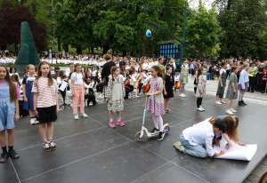 SARAJEVO, 6. maja (FENA) – Učenici sarajevskih škola okupili su se danas kod Spomen obilježja ubijenoj djeci opkoljenog Sarajeva 1992-1995. i prigodnim progamom odali počast ubijenoj djeci opkoljenog Sarajeva. (Foto FENA/Almir Razić)