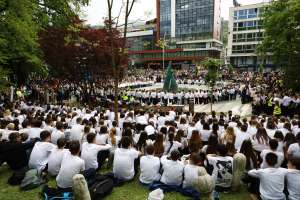 SARAJEVO, 6. maja (FENA) – Učenici sarajevskih škola okupili su se danas kod Spomen obilježja ubijenoj djeci opkoljenog Sarajeva 1992-1995. i prigodnim progamom odali počast ubijenoj djeci opkoljenog Sarajeva. (Foto FENA/Almir Razić)