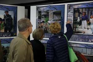 SARAJEVO, 5. maja (FENA) - Povodom obilježavanja Dana Kantona Sarajevo, večeras je u  Galeriji JU Bosanski kulturni centar Kantona Sarajevo otvorena izložba ''Plač za 1.601 dijete'' koja predstavlja selekciju fotografija Rikarda Larme, nastalih tokom opsade Sarajeva koje govore o svakodnevnici i djetinjstvu suočenom sa brutalnošću rata. (Foto FENA/Almir Razić)