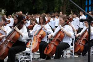 SARAJEVO, 6. maja (FENA) – Učenici sarajevskih škola okupili su se danas kod Spomen obilježja ubijenoj djeci opkoljenog Sarajeva 1992-1995. i prigodnim progamom odali počast ubijenoj djeci opkoljenog Sarajeva. (Foto FENA/Almir Razić)