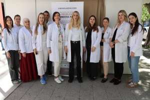 MOSTAR, 9. svibnja (FENA) – Povodom Europskog dana borbe protiv melanoma, specijalistica dermatoverologije i vršiteljica dužnosti predstojnice Klinike za kožne i spolne bolesti Sveučilišne kliničke bolnice (SKB) Mostar dr. Marina Čović upozorila je u razgovoru za Fenu na zabrinjavajući porast broja oboljelih od melanoma, najagresivnijeg oblika raka kože.(Foto FENA/Mario Obrdalj)