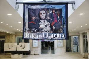 SARAJEVO, 5. maja (FENA) - Povodom obilježavanja Dana Kantona Sarajevo, večeras je u  Galeriji JU Bosanski kulturni centar Kantona Sarajevo otvorena izložba ''Plač za 1.601 dijete'' koja predstavlja selekciju fotografija Rikarda Larme, nastalih tokom opsade Sarajeva koje govore o svakodnevnici i djetinjstvu suočenom sa brutalnošću rata. (Foto FENA/Almir Razić)