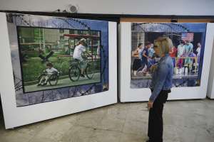 SARAJEVO, 5. maja (FENA) - Povodom obilježavanja Dana Kantona Sarajevo, večeras je u  Galeriji JU Bosanski kulturni centar Kantona Sarajevo otvorena izložba ''Plač za 1.601 dijete'' koja predstavlja selekciju fotografija Rikarda Larme, nastalih tokom opsade Sarajeva koje govore o svakodnevnici i djetinjstvu suočenom sa brutalnošću rata. (Foto FENA/Almir Razić)