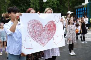 SARAJEVO, 6. maja (FENA) – Učenici sarajevskih škola okupili su se danas kod Spomen obilježja ubijenoj djeci opkoljenog Sarajeva 1992-1995. i prigodnim progamom odali počast ubijenoj djeci opkoljenog Sarajeva. (Foto FENA/Almir Razić)