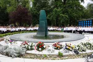 SARAJEVO, 6. maja (FENA) – Učenici sarajevskih škola okupili su se danas kod Spomen obilježja ubijenoj djeci opkoljenog Sarajeva 1992-1995. i prigodnim progamom odali počast ubijenoj djeci opkoljenog Sarajeva. (Foto FENA/Almir Razić)