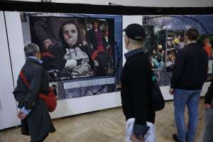 SARAJEVO, 5. maja (FENA) - Povodom obilježavanja Dana Kantona Sarajevo, večeras je u  Galeriji JU Bosanski kulturni centar Kantona Sarajevo otvorena izložba ''Plač za 1.601 dijete'' koja predstavlja selekciju fotografija Rikarda Larme, nastalih tokom opsade Sarajeva koje govore o svakodnevnici i djetinjstvu suočenom sa brutalnošću rata. (Foto FENA/Almir Razić)