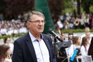 SARAJEVO, 6. maja (FENA) – Učenici sarajevskih škola okupili su se danas kod Spomen obilježja ubijenoj djeci opkoljenog Sarajeva 1992-1995. i prigodnim progamom odali počast ubijenoj djeci opkoljenog Sarajeva. (Foto FENA/Almir Razić)