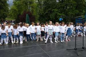 SARAJEVO, 6. maja (FENA) – Učenici sarajevskih škola okupili su se danas kod Spomen obilježja ubijenoj djeci opkoljenog Sarajeva 1992-1995. i prigodnim progamom odali počast ubijenoj djeci opkoljenog Sarajeva. (Foto FENA/Almir Razić)