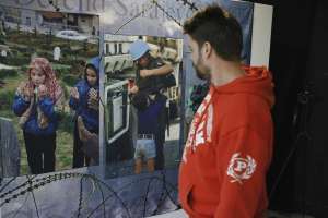 SARAJEVO, 5. maja (FENA) - Povodom obilježavanja Dana Kantona Sarajevo, večeras je u  Galeriji JU Bosanski kulturni centar Kantona Sarajevo otvorena izložba ''Plač za 1.601 dijete'' koja predstavlja selekciju fotografija Rikarda Larme, nastalih tokom opsade Sarajeva koje govore o svakodnevnici i djetinjstvu suočenom sa brutalnošću rata. (Foto FENA/Almir Razić)