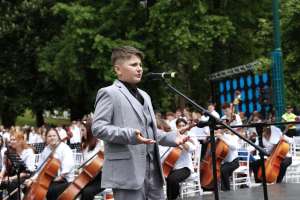 SARAJEVO, 6. maja (FENA) – Učenici sarajevskih škola okupili su se danas kod Spomen obilježja ubijenoj djeci opkoljenog Sarajeva 1992-1995. i prigodnim progamom odali počast ubijenoj djeci opkoljenog Sarajeva. (Foto FENA/Almir Razić)