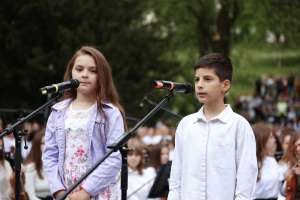 SARAJEVO, 6. maja (FENA) – Učenici sarajevskih škola okupili su se danas kod Spomen obilježja ubijenoj djeci opkoljenog Sarajeva 1992-1995. i prigodnim progamom odali počast ubijenoj djeci opkoljenog Sarajeva. (Foto FENA/Almir Razić)