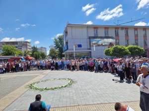 U Velikoj Kladuši danas je upriličeno obilježavanje Dana bijelih traka, godišnjeg podsjetnika na stradanja nesrpskog stanovništva u Prijedoru i okolnim mjestima tokom rata u Bosni i Hercegovini od 1992. do 1995. godine. Obilježavanje, koje se održava već jedanaestu godinu zaredom u organizaciji Bošnjačke zajednice kulture „Preporod“ Velika Kladuša, okupilo je brojne građane, predstavnike lokalne vlasti i aktiviste, s ciljem odavanja počasti nevinim žrtvama i podsjećanja na zločine koji ne smiju biti zaboravljeni.
