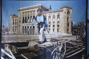 SARAJEVO, 5. maja (FENA) - Povodom obilježavanja Dana Kantona Sarajevo, večeras je u  Galeriji JU Bosanski kulturni centar Kantona Sarajevo otvorena izložba ''Plač za 1.601 dijete'' koja predstavlja selekciju fotografija Rikarda Larme, nastalih tokom opsade Sarajeva koje govore o svakodnevnici i djetinjstvu suočenom sa brutalnošću rata. (Foto FENA/Almir Razić)