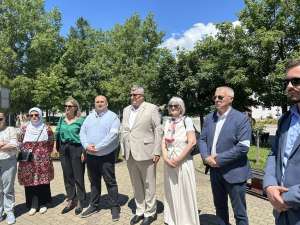 U Velikoj Kladuši danas je upriličeno obilježavanje Dana bijelih traka, godišnjeg podsjetnika na stradanja nesrpskog stanovništva u Prijedoru i okolnim mjestima tokom rata u Bosni i Hercegovini od 1992. do 1995. godine. Obilježavanje, koje se održava već jedanaestu godinu zaredom u organizaciji Bošnjačke zajednice kulture „Preporod“ Velika Kladuša, okupilo je brojne građane, predstavnike lokalne vlasti i aktiviste, s ciljem odavanja počasti nevinim žrtvama i podsjećanja na zločine koji ne smiju biti zaboravljeni.