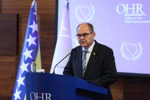 SARAJEVO, 4. juna (FENA) - Visoki predstavnik za BiH Christian Schmidt pozvao je sve lidere političkih partija da rade svoj posao, kazavši da ukoliko oni rade svoj posao, onda on nema potrebe da koristi bonske ovlasti. Na pres-konferenciji nakon dvodnevnog zasjedanja Upravnog odbora Vijeća za provedbu mira, na kojem je razmatrana aktuelna situacija u Bosni i Hercegovini, Schmidt je ponovio da entiteti postoje samo u okviru Bosne i Hercegovine na način na koji je to definirano Ustavom BiH. (Foto FENA/Hazim Aljović/ap)