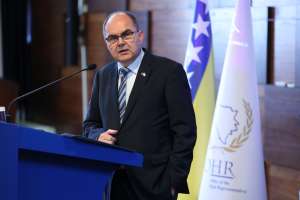 SARAJEVO, 4. juna (FENA) - Visoki predstavnik za BiH Christian Schmidt pozvao je sve lidere političkih partija da rade svoj posao, kazavši da ukoliko oni rade svoj posao, onda on nema potrebe da koristi bonske ovlasti. Na pres-konferenciji nakon dvodnevnog zasjedanja Upravnog odbora Vijeća za provedbu mira, na kojem je razmatrana aktuelna situacija u Bosni i Hercegovini, Schmidt je ponovio da entiteti postoje samo u okviru Bosne i Hercegovine na način na koji je to definirano Ustavom BiH. (Foto FENA/Hazim Aljović/ap)