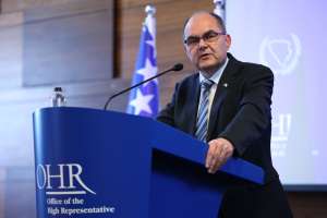 SARAJEVO, 4. juna (FENA) - Visoki predstavnik za BiH Christian Schmidt pozvao je sve lidere političkih partija da rade svoj posao, kazavši da ukoliko oni rade svoj posao, onda on nema potrebe da koristi bonske ovlasti. Na pres-konferenciji nakon dvodnevnog zasjedanja Upravnog odbora Vijeća za provedbu mira, na kojem je razmatrana aktuelna situacija u Bosni i Hercegovini, Schmidt je ponovio da entiteti postoje samo u okviru Bosne i Hercegovine na način na koji je to definirano Ustavom BiH. (Foto FENA/Hazim Aljović/ap)