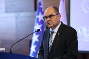 SARAJEVO, 4. juna (FENA) - Visoki predstavnik za BiH Christian Schmidt pozvao je sve lidere političkih partija da rade svoj posao, kazavši da ukoliko oni rade svoj posao, onda on nema potrebe da koristi bonske ovlasti. Na pres-konferenciji nakon dvodnevnog zasjedanja Upravnog odbora Vijeća za provedbu mira, na kojem je razmatrana aktuelna situacija u Bosni i Hercegovini, Schmidt je ponovio da entiteti postoje samo u okviru Bosne i Hercegovine na način na koji je to definirano Ustavom BiH. (Foto FENA/Hazim Aljović/ap)