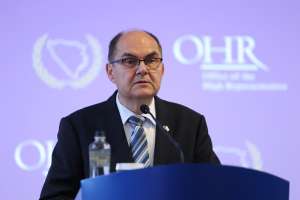 SARAJEVO, 4. juna (FENA) - Visoki predstavnik za BiH Christian Schmidt pozvao je sve lidere političkih partija da rade svoj posao, kazavši da ukoliko oni rade svoj posao, onda on nema potrebe da koristi bonske ovlasti. Na pres-konferenciji nakon dvodnevnog zasjedanja Upravnog odbora Vijeća za provedbu mira, na kojem je razmatrana aktuelna situacija u Bosni i Hercegovini, Schmidt je ponovio da entiteti postoje samo u okviru Bosne i Hercegovine na način na koji je to definirano Ustavom BiH. (Foto FENA/Hazim Aljović/ap)