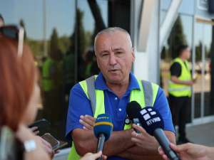 MOSTAR, 11. srpnja (FENA) –  Radnici Zračne luke Mostar održali su u petak ispred terminalne zgrade jednosatni štrajk upozorenja. Traže povećanje svojih plaća, a ako im se ne ispune uvjeti stupiti će u generalni štrajk.(Foto FENA/Branka Soldo)