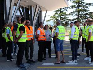 MOSTAR, 11. srpnja (FENA) –  Radnici Zračne luke Mostar održali su u petak ispred terminalne zgrade jednosatni štrajk upozorenja. Traže povećanje svojih plaća, a ako im se ne ispune uvjeti stupiti će u generalni štrajk.(Foto FENA/Branka Soldo)