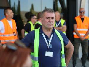 MOSTAR, 11. srpnja (FENA) –  Radnici Zračne luke Mostar održali su u petak ispred terminalne zgrade jednosatni štrajk upozorenja. Traže povećanje svojih plaća, a ako im se ne ispune uvjeti stupiti će u generalni štrajk.(Foto FENA/Branka Soldo)