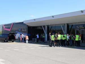 MOSTAR, 11. srpnja (FENA) –  Radnici Zračne luke Mostar održali su u petak ispred terminalne zgrade jednosatni štrajk upozorenja. Traže povećanje svojih plaća, a ako im se ne ispune uvjeti stupiti će u generalni štrajk.(Foto FENA/Branka Soldo)