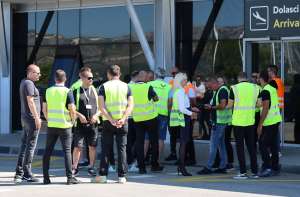 MOSTAR, 11. srpnja (FENA) –  Radnici Zračne luke Mostar održali su u petak ispred terminalne zgrade jednosatni štrajk upozorenja. Traže povećanje svojih plaća, a ako im se ne ispune uvjeti stupiti će u generalni štrajk.(Foto FENA/Branka Soldo)