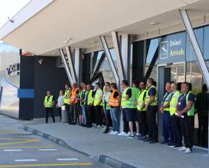 MOSTAR, 11. srpnja (FENA) –  Radnici Zračne luke Mostar održali su u petak ispred terminalne zgrade jednosatni štrajk upozorenja. Traže povećanje svojih plaća, a ako im se ne ispune uvjeti stupiti će u generalni štrajk.(Foto FENA/Branka Soldo)