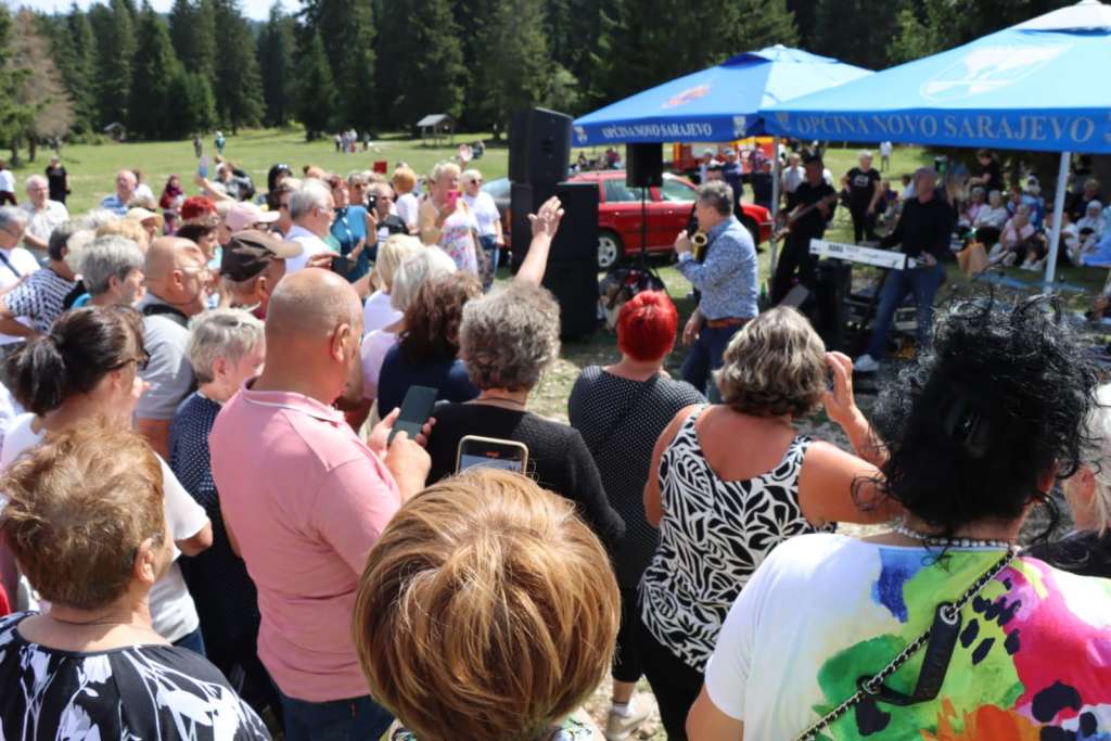 Više od 700 penzionera iz Novog Sarajeva uživalo na jednodnevnom izletu na Igmanu