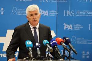 MOSTAR, 15. Rujna (FENA) - Predsjednik HDZ-a BiH Dragan Čović, nakon 23. sjednice  Predsjedništva HDZ-a BiH ocijenio je kako ne bi volio da stanje izvršne vlasti do općih Izbora  2026. ostane na sadašnjoj razini, budući da bi to značilo “da se vlast bavi sama sobom”  (Foto FENA/Mateo Marinović)


